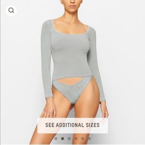 S/O SKIMS New Vintage Scoop Long Sleeve T-Shirt in Fog, Medium